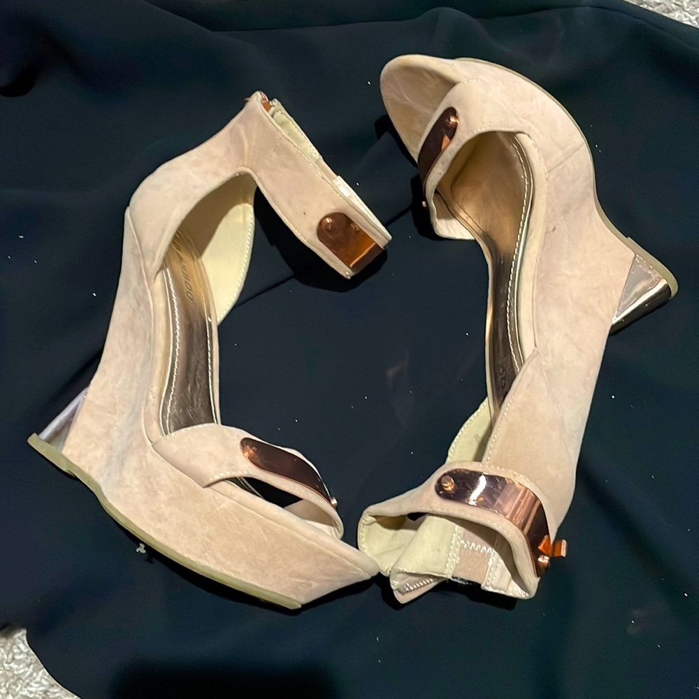 Wear 3-4 times, size 8, tan/ cream color